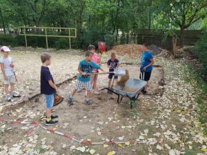 Aufbau der Gorodki-Spielanlage am Kinderclub Kiezoase